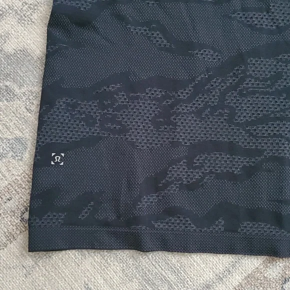 Lululemon Camo Short Sleeve Athletic Shirt Top SzXL - Picture 8 of 8
